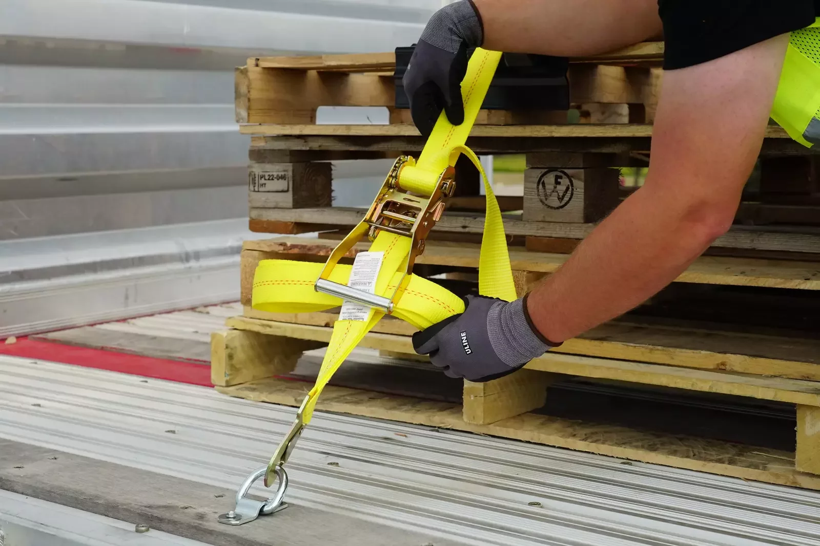 Why Premium Ratchet Straps Are Essential for Safe Freight Handling